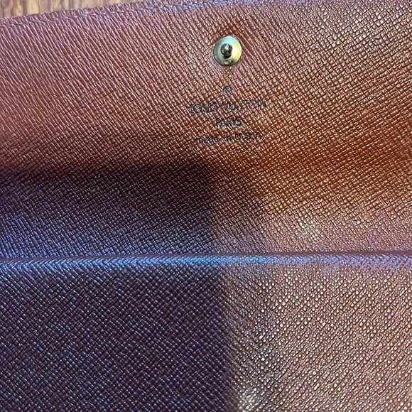 Louis Vuitton - Picture 5 of 9